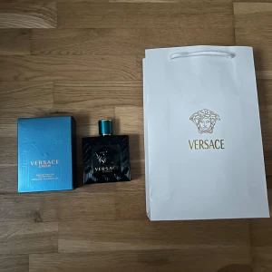 Versace Eros  - Versace Eros herrparfym. Helt full bara testad 1 gång. Kommer med originalkartong i metallicblå färg och vit Versace-presentpåse med gulddetaljer. En lyxig och ikonisk doft.