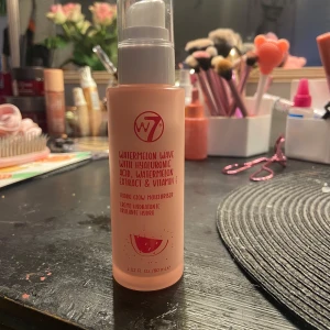 W7 Watermelon Wave Glow Moisturiser - Använt kanske 2 gånger. Gör huden glowig, luktar super gott o gör även huden len💕 Innehåller hyaluronsyra, vattenmelonextrakt och vitamin E. 