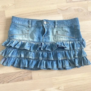 Supersöt jeanskjol med volanger  - Följ mig gärna då jag lägger upp liknande plagg 🌼 Säljer denna supersöta mini jeanskjolen med volanger. Den är i storlek M och i perfekt skick utan skavanker. Skriv gärna om du har frågor eller köp direkt via köp nu ❤️