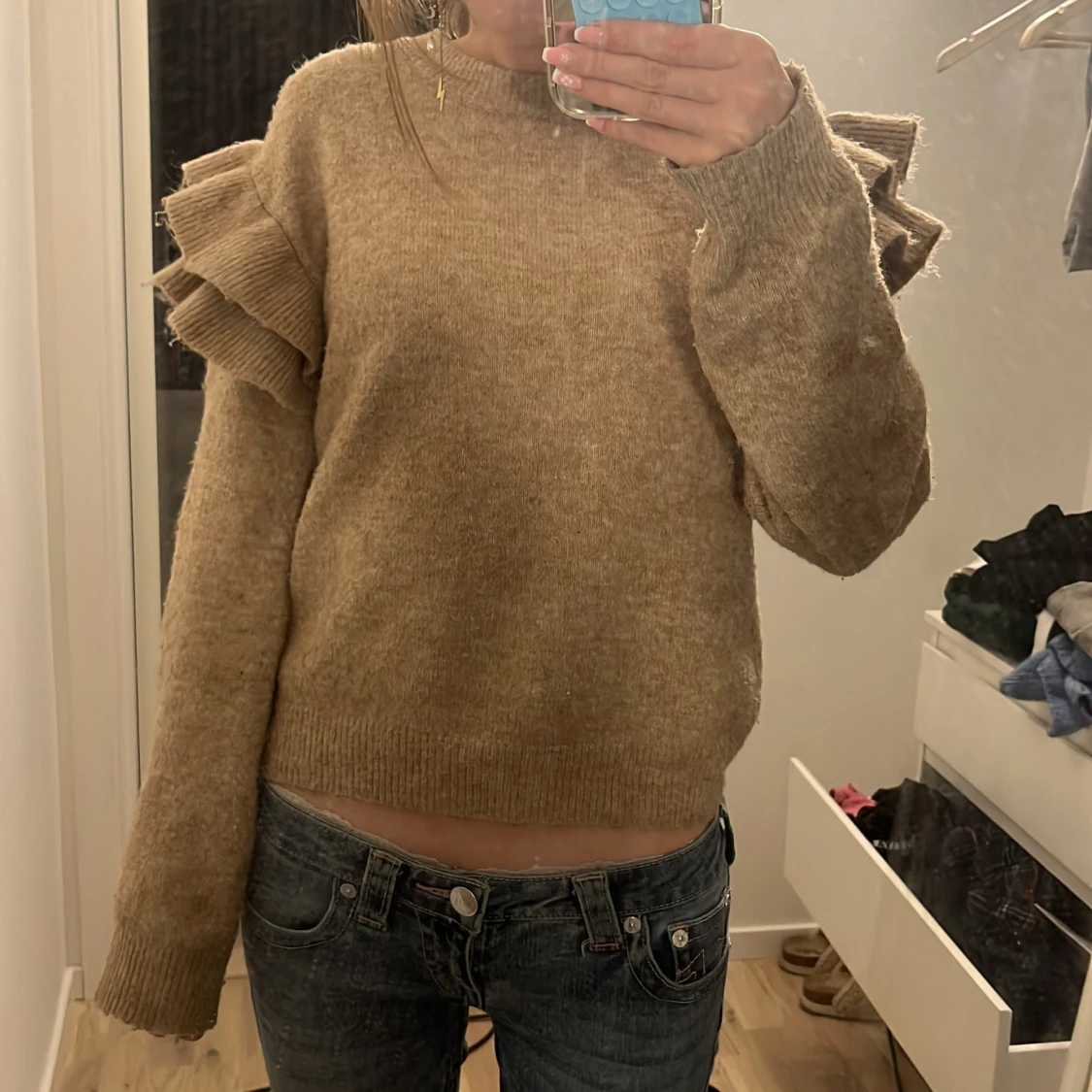 Beige stickad tröja med volangdetaljer