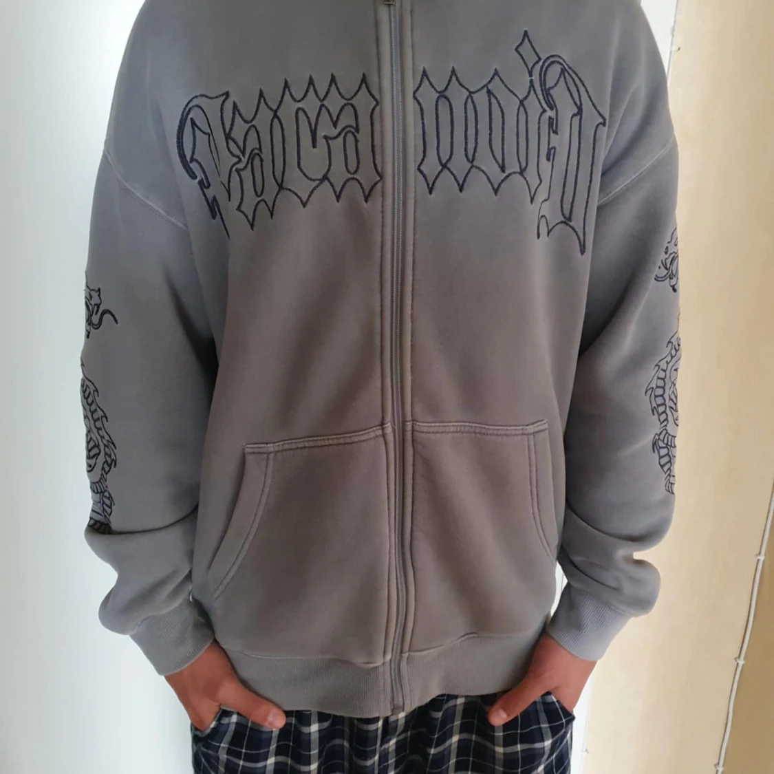 Grå hoodie från Squad med tryck - 3