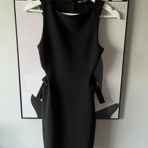 Svart klänning - Snygg klänning från zara, använd en gång