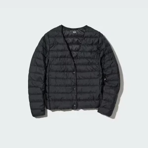 Uniqlo jacka - Jättefin svart Uniqlo dunjacka med knappar😍 Stilren och fin passform och perfekt när de är mellanväder ute! Nypris 800kr