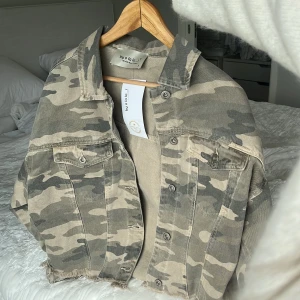Camoflage jeansjacka - Supersnygg och prislapp sitter kvar!