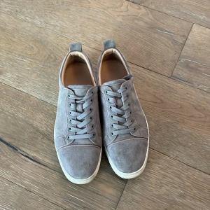 Grå Louboutins mockatyg  - Säljer ett par Louboutin som är gråa och riktigt fina men jag kan inte ha dom längre. Dom är väldigt stil rena funkar till nästan allt. Fint skick 