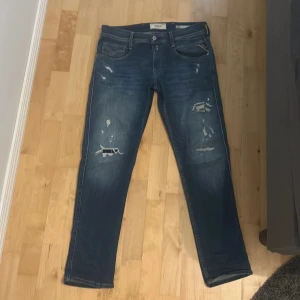 Replay jeans med slitningar  - Tja, säljer dessa feta replay jeans i storlek 30/30! Jeansen är i skit bra skick och är knappt använda! Priset går att diskutera! Skriv till mig om du har några frågor eller funderingar! 