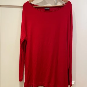 Röd långärmad topp från By Malene Birger - Säljer en enkel och stilren röd långärmad topp från By Malene Birger. Toppen har rund halsringning och är tillverkad i ett mjukt viskostyg som känns skönt mot huden. Perfekt att styla till jeans eller kjol.