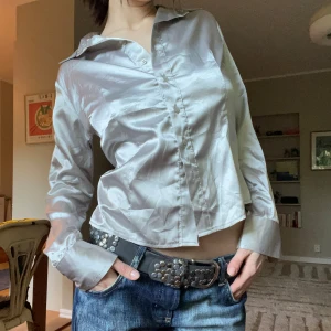 Silvrig skjorta - Silvrig figursytt skjorta🌺 Köpt på Humana