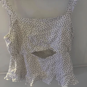  prickig topp - Söt prickig topp, gammal från bikbok 🥰 