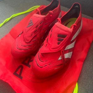 Adidas Predator FT - Adidas Predator 25 FT AG i storlek 42 & 2/3. Allt OG medföljer, låda och skopåse. Använda ungefär 5 gånger totalt men inget för mig och därför säljer jag. Kan gå ned i pris vid snabb affär! Skriv om ni har några frågor!! 