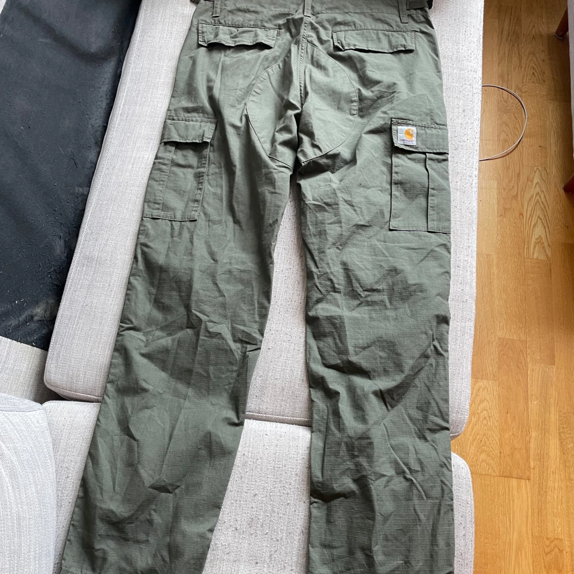 Olivgröna cargobyxor från Carhartt - 1
