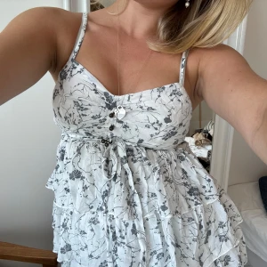 Linne med volang - Drömmigaste volangtoppen!! Passar perfekt för alla tillfällen nu i sommar🩵🩵 Från Love Culture och står ej storlek men skulle uppskatta som xs-m!!!