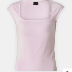 Ljusrosa linnetopp från Gina Tricot - Säljer en ljusrosa linnetopp från Gina Tricot med fyrkantig ringning och korta ärmar. Toppen är enkel och stilren, perfekt att matcha med jeans eller kjol. Mjuk och stretchig bomullskvalitet.