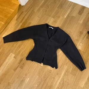 Grå kofta  - Grå kofta från Zara i storlek S. nopprig men om så önskas kan jag använda en nopper maskin för att få bort de mesta nopprorna 🩷