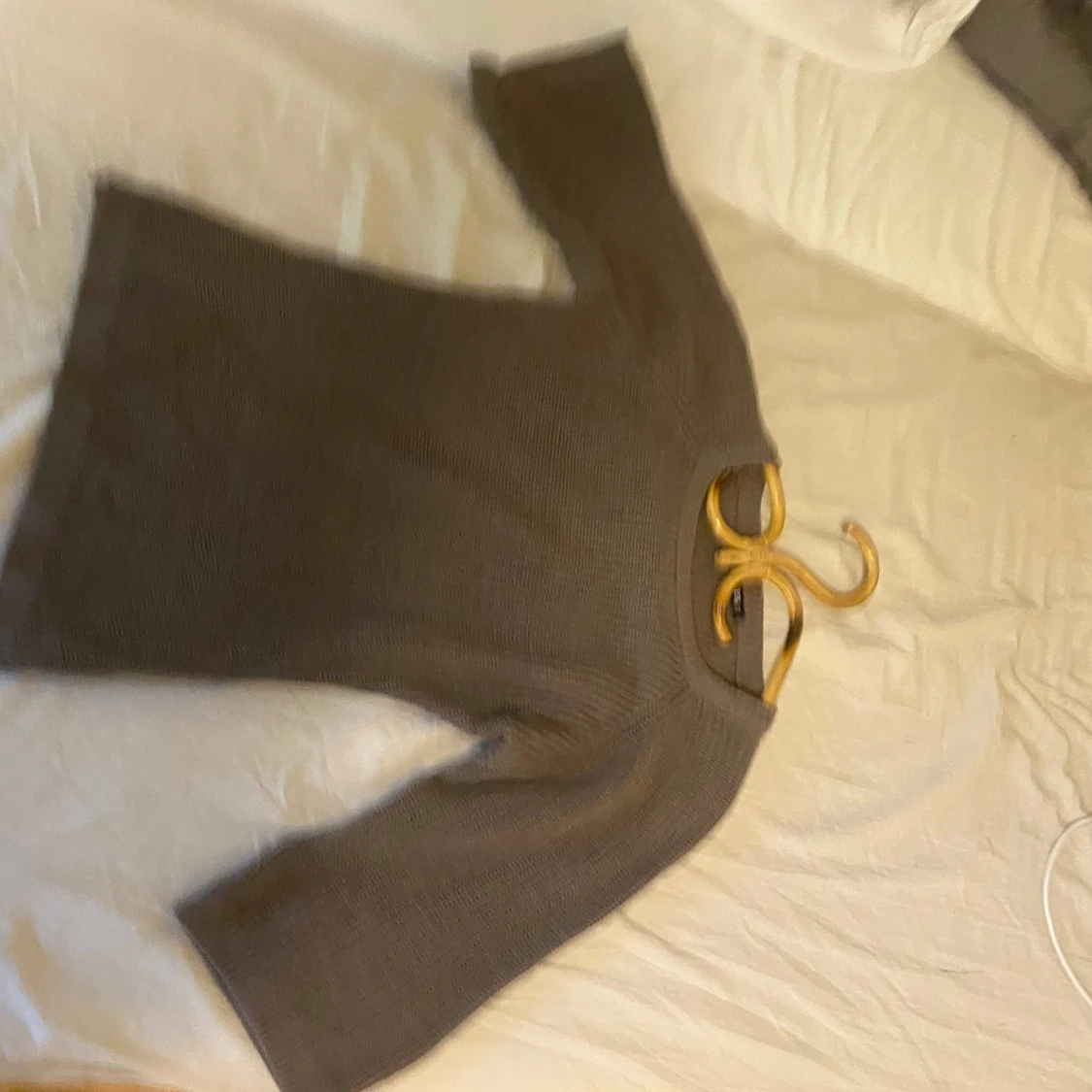 Grå stickad tröja med trekvartsärm