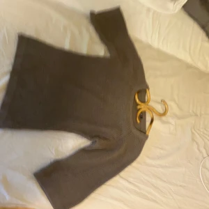 Grå stickad tröja med trekvartsärm - Säljer en grå stickad tröja från H&M med rund halsringning och trekvartsärmar. Tröjan har en klassisk rak passform och är perfekt för lager-på-lager-stil. Enkel och stilren design som passar till mycket.