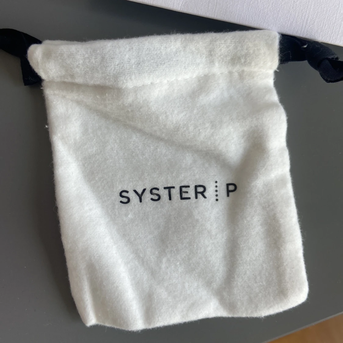 Guldpläterade örhängen med kristall från Syster P - 1