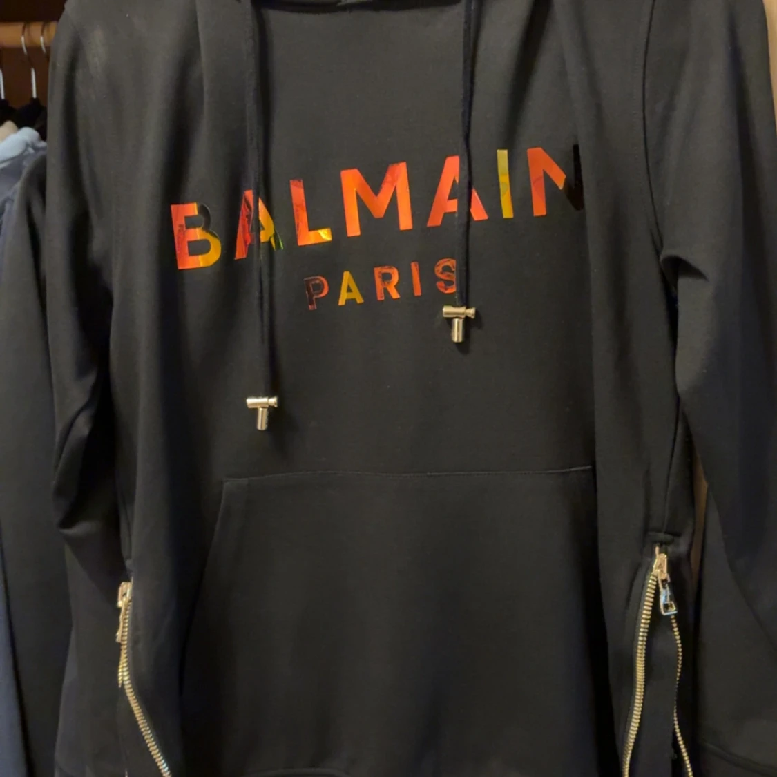 Svart hoodie från Balmain Paris med färgglad logga