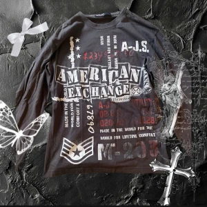 Svart långärmad emo tröja - Cool svart långärmad tröja från American Exchange med tryck i vitt, grått och rött framtill. Tröjan har flera grafiska detaljer och texttryck!