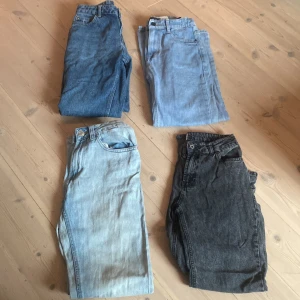 Fyra par jeans i olika tvättar(49kr för alla) - Fyra par jeans i olika blå och grå nyanser. Modellerna varierar från klassisk blå till ljusblå och svartgrå tvätt. Perfekta för dig som vill ha flera alternativ i garderoben. Alla har klassisk femficksdesign och raka ben.