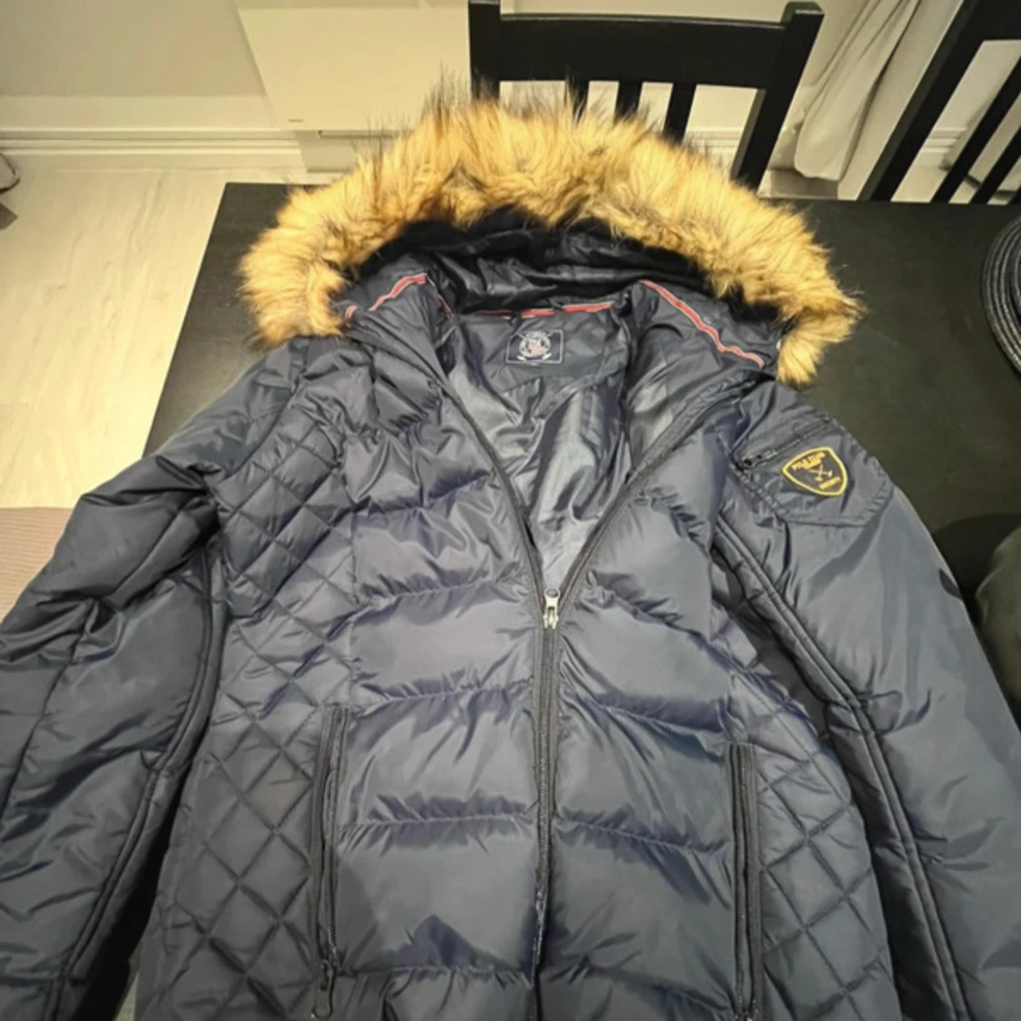 Mörkblå pufferjacka med fuskpäls från Vinson Polo Club