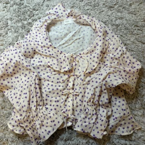 Blus - Fin blus, stor i storleken och oanvänd 