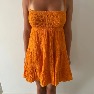 Orange sommarklänning - Säljer en orange klänning från Zara som är perfekt för sommaren🌸Endast använd 2-3 gånger