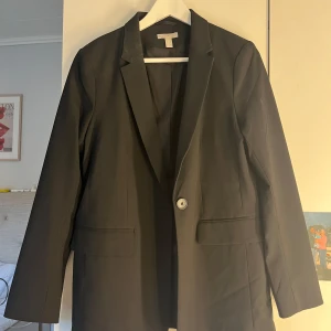 Kavaj  - Jättefin basic svart kavaj,lite baggy.