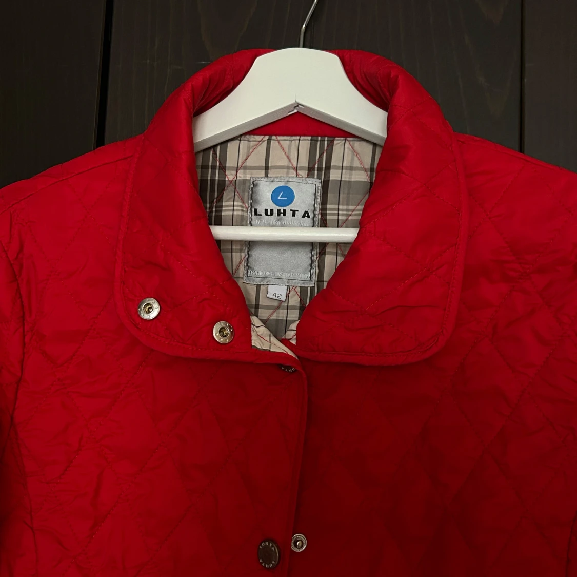 Röd quiltad underjacka i dun från Luhta - 2