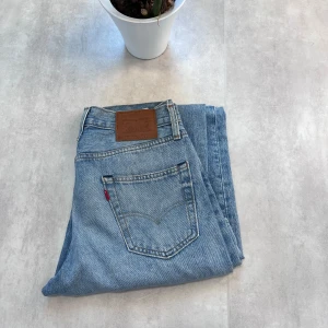 Levi's Premium ljusblå jeans - 👖 Levi’s Premium – Ljusblå & Stilrena Jeans Ljusblå Levi’s Premium jeans med klassisk femficksdesign, raka ben och normal passform – perfekta för en avslappnad och tidlös look. Brun läderpatch bak i midjan, snygga kontrastsömmar och den ikoniska röda Levi’s-taggen på bakfickan.  🧵 Skick: Nyskick 💸 Pris: Endast 149 kr! 🛍️ Originalpris: 800–1000 kr  Riktiga kvalitetsjeans som passar till allt. 📩 Skicka DM om du vill köpa!