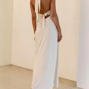 Balklänning pearl satin maxi💕 - Säljer denna snygga balklänning, helt oanvänd💕postar direkt! Kan även mötas: Umeå📍