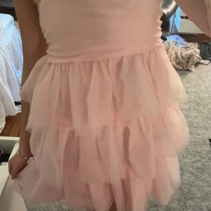 Axelbandslös klänning - Säljer denna jätte gulliga klänningen. Pefekt för skolavslutning eller midsommar. Storlek M men passar S med❤️