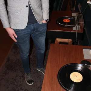 Mörkblå jeans från Sacré -  Jeansen är endast testade. passar på mig som är 183cm 70kg. Allt original följer med precis som att köpa från hemsidan