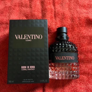 Valentino Uomo Born In Roma Coral Fantasy EdT - Exklusiv herrparfym från Valentino, Born In Roma Coral Fantasy. Flaskan är mönstrad i glas med svart och orange detaljer, och rymmer 100 ml. Doften är modern och elegant, perfekt för dig som vill sticka ut.