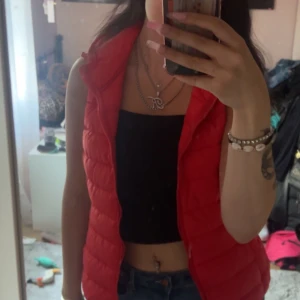 Röd dunväst  - Säljer en röd dunväst från ONLY , bara använts en gång så den är som ny❣️