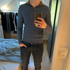Massimo dutti kashmir Half-zip  - | Riktigt fet half-zip i kashmir blandning! | | Modellen är 187 cm, 83 kg | | Tröjan är nästan helt ny, ser och känns ny! | | Vid ytterligare intresse är det bara att höra av sig!⭐️🙌🏻|
