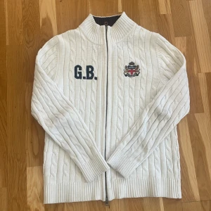 Morris fullzip kabelstickad  - Tjena! Säljer en as fet stickad fullzip från Morris, skick 9/10 inga defekter,perfekt till lite kyligare sommardagar, kan gå ner i pris vid snabb affär 