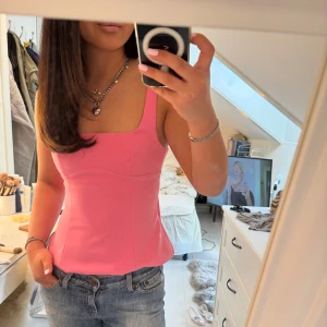 Topp med knytning i ryggen - SÅ snygg topp från zara jag verkligen älskar, säljer då jag skulle byta storlek, men glömde helt bort det.. Därav säljer jag denna o har redan beställt en ny!🥹💕(nypris 329 med prislapp kvar)