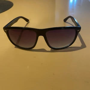 Grisch solglasögon  - Stilrena grisch solglasögon som liknar Rayban Boyfriends o som fräschar upp outfitsen nu till sommmaren🍾