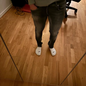 Gråa jeans från dondup - Gråa jeans från dondup nya nytt skick bara testade skriv vid fundering  size 30/32