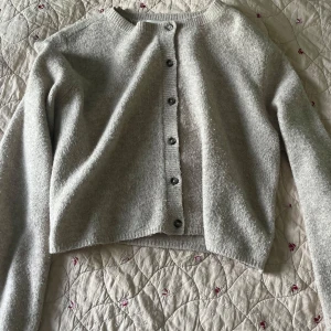 Beige stickad kofta med knappar - Jättemysig beige stickad kofta från Primark 💕