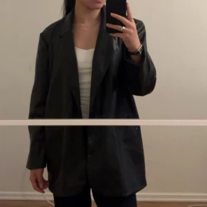 Skinnjacka från vero moda - Svart skinnjacka från Vero Moda. Prislappen är kvar. Aldrig använd, vill att den kommer till bättre användning. Storlek L. Väldigt snygg till många outfits!