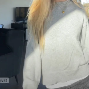 Ljusgrå stickad tröja - Jätte fin stickad tröja
