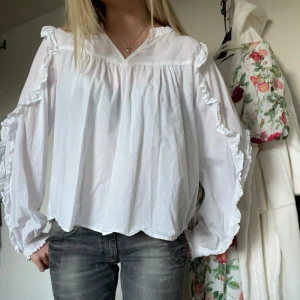 Vit volangblus - Så snygg vit blus med volanger på armarna🤍