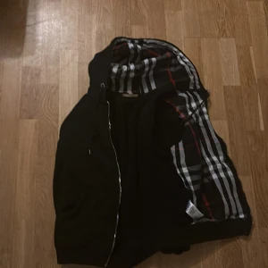 Burbery zip hoodie  - Säljer en svart Burbery zip hoodie skriv gärna för mer information.  Skicket är väldigt bra. Storleken är L men sitter som M.