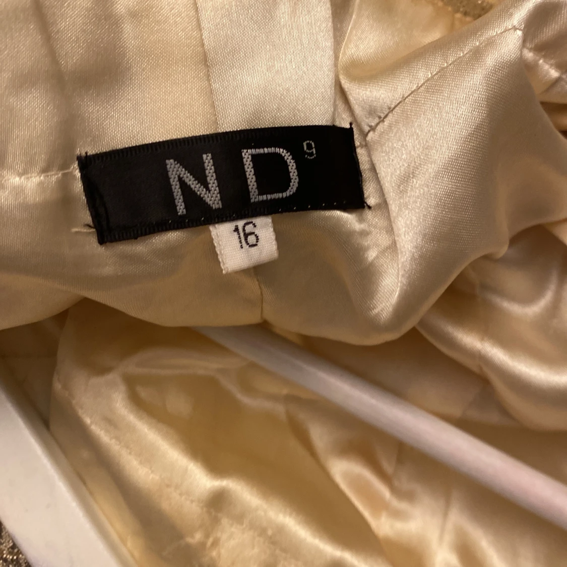 Glittrig långklänning med pärldetaljer som är en festlig klänning - 4