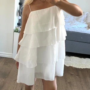 Studentklänning - så fin studentklänning från Ginas studentkollektion förra året🤍 oanvänd, men har en liten fläck som jag inte testat ta bort i tvätt, men annars är den knappt synbar!! Storlek 36, tvättar den innan jag skickar!