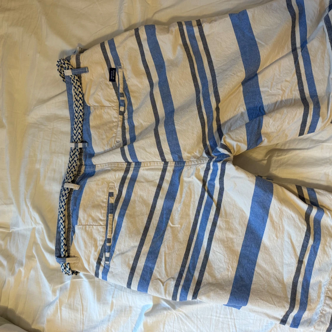 Randiga shorts med bälte - 1