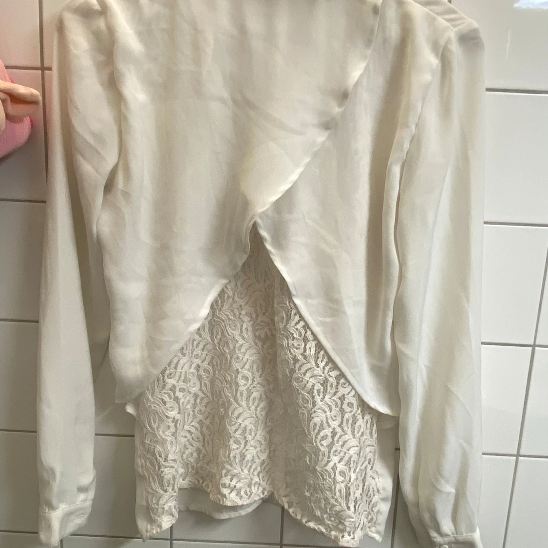 Vit blus med spetsdetalj  - 1