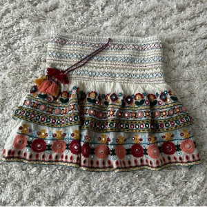 Sommar kjol  - Hej jag säljer en jättefin sommar kjol som är från Zara. Den är använd fåtal gånger och säljer den pågrund av att den inte kommer till användning💞💞💞Den är storlek xs men skulle säga att den passar s! 